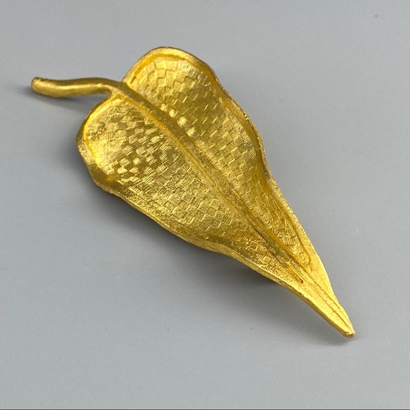 Vintage Brushed Gold Leaf Brooch - Picture 11 of 14